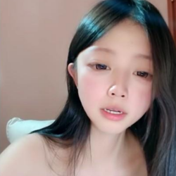 顏值還不錯的清純鄰家小妹,身材高挑,胸型完美,圓潤Q彈,小茓掰開更是水嫩,全身都是寶