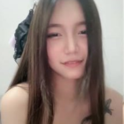 長相清純中分氣質小美女躲在衛生間坐馬桶上偷偷撩騷玩按摩棒,捂嘴笑有點害羞